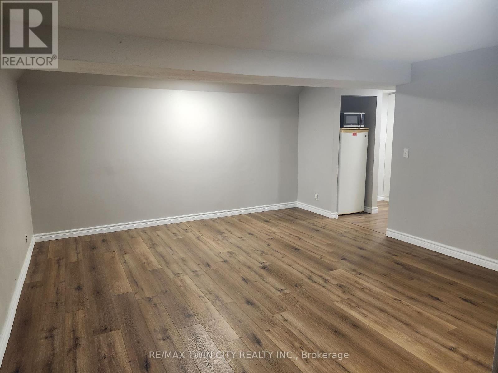 Lower - 197b Cedarvale Crescent, Waterloo, Ontario  N2L 4T3 - Photo 5 - X12459046