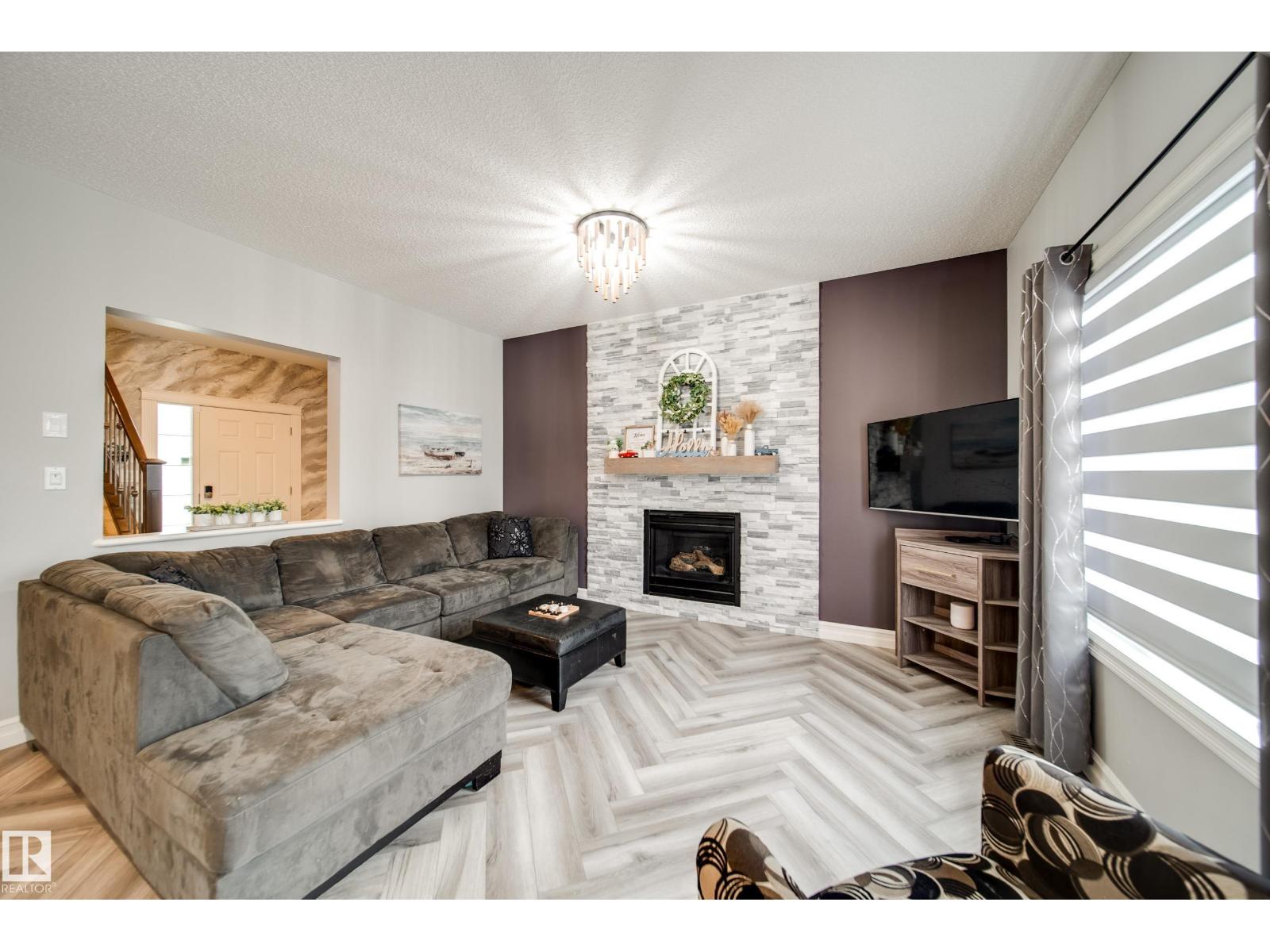 5927 6 Av Sw, Edmonton, Alberta  T6X 0G4 - Photo 3 - E4460550