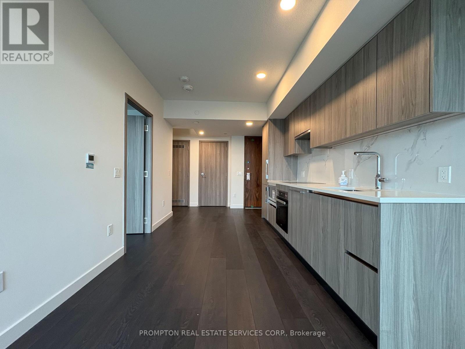 5815 - 3 Concord Cityplace Way, Toronto, Ontario  M5V 0X4 - Photo 3 - C12459054