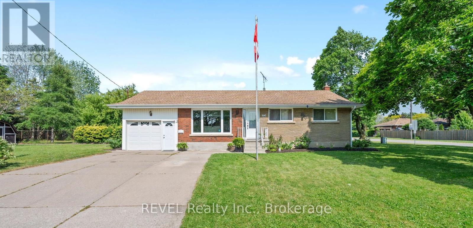 32 Hanson Drive N, St. Catharines, Ontario  L2M 2X1 - Photo 2 - X12376233