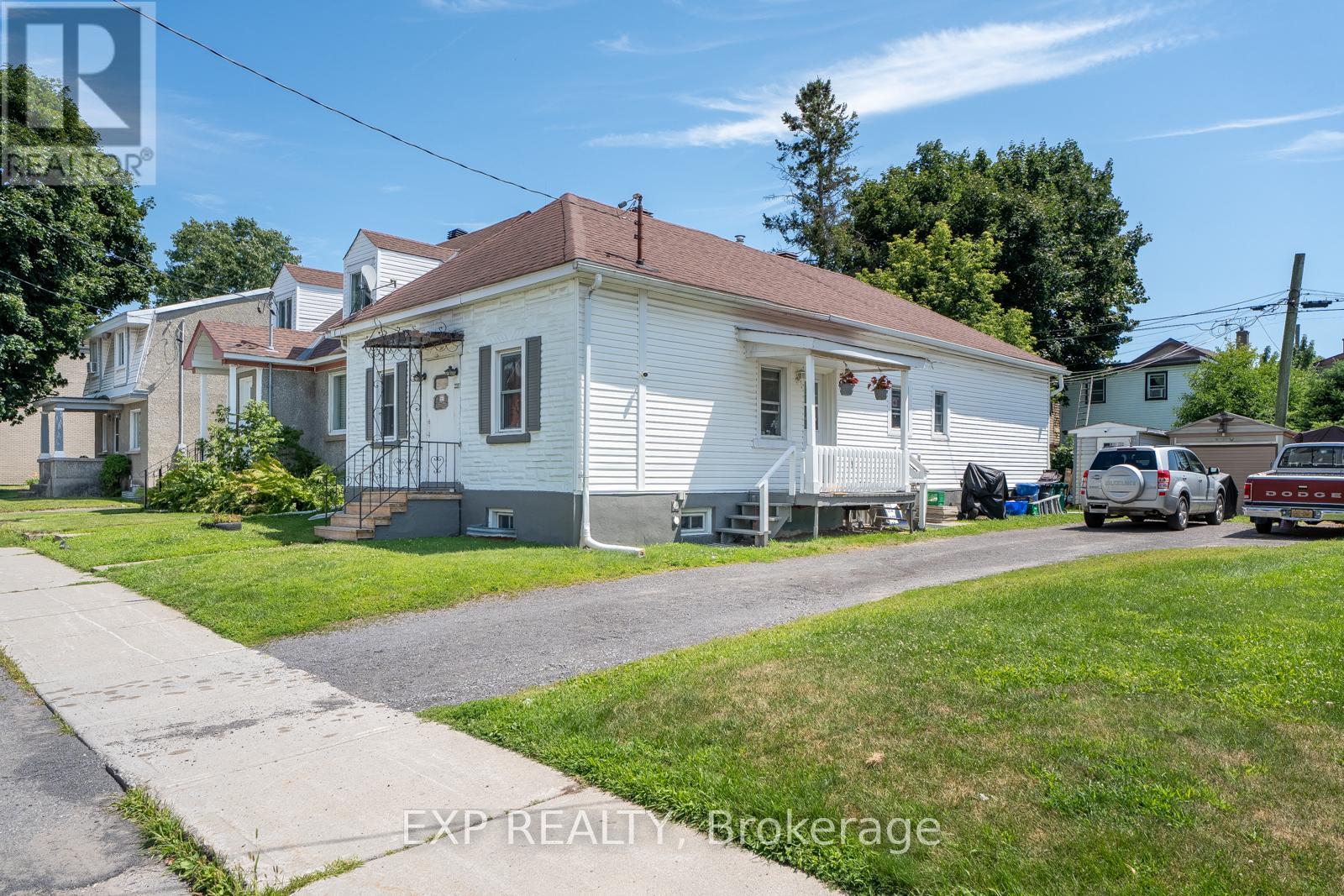 228 Carillon Street, Ottawa, Ontario  K1L 5X8 - Photo 2 - X12459062