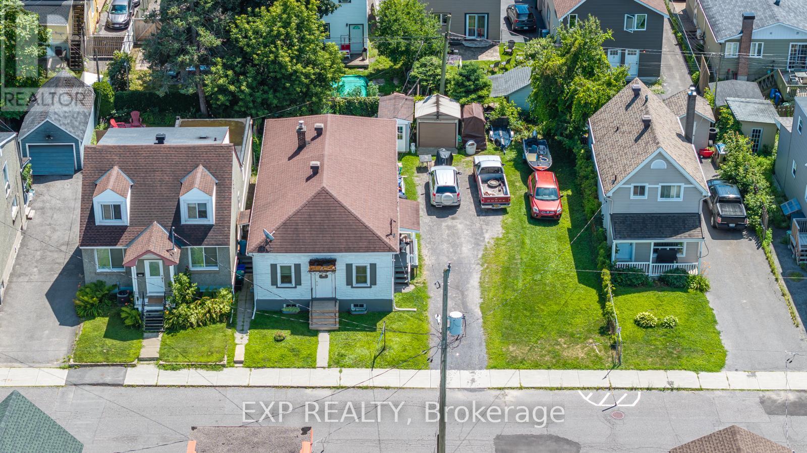 228 Carillon Street, Ottawa, Ontario  K1L 5X8 - Photo 4 - X12459062