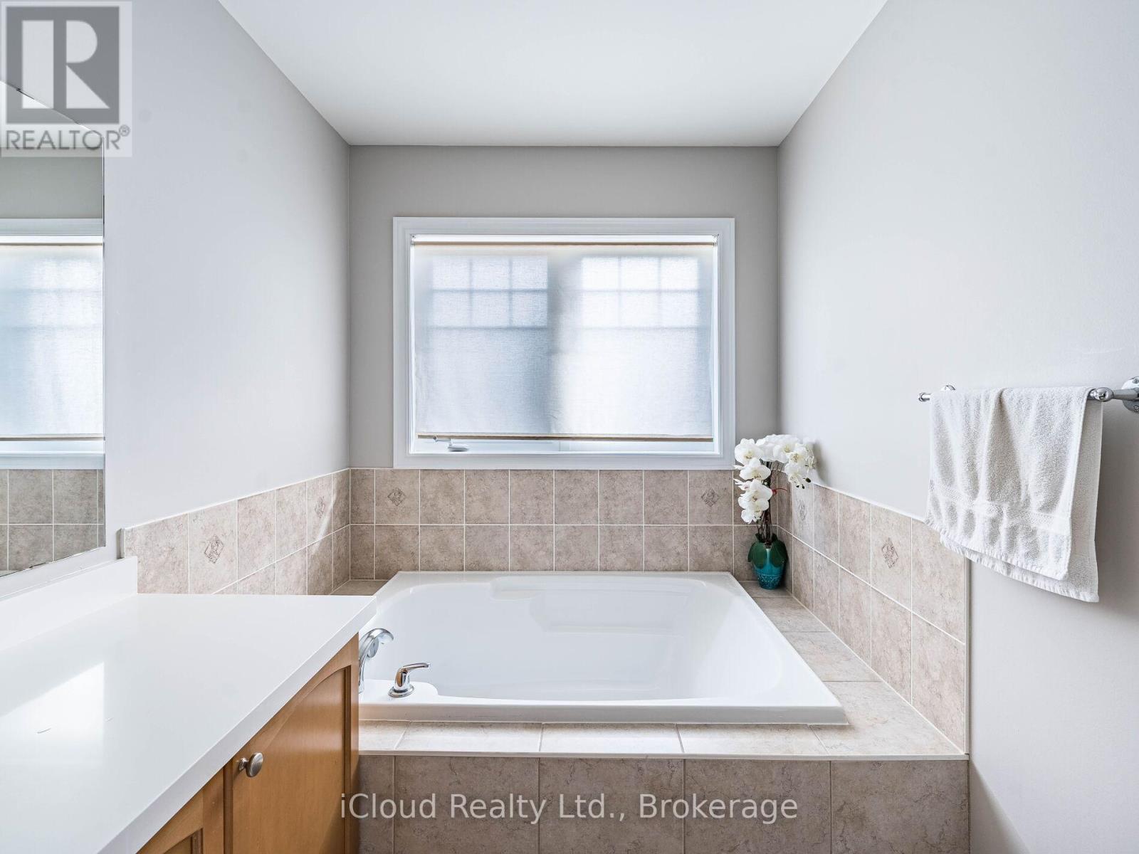 135 Windrow Street, Richmond Hill, Ontario  L4E 4Y4 - Photo 25 - N12455620