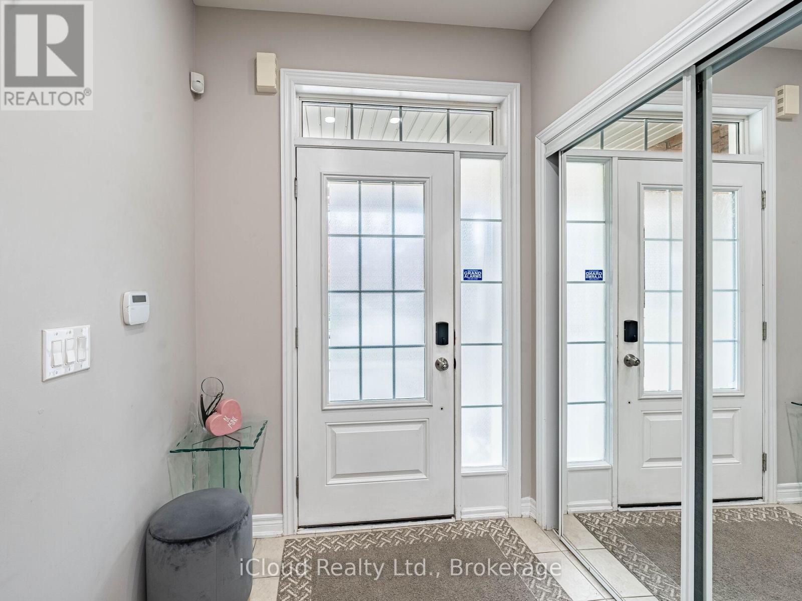 135 Windrow Street, Richmond Hill, Ontario  L4E 4Y4 - Photo 4 - N12455620