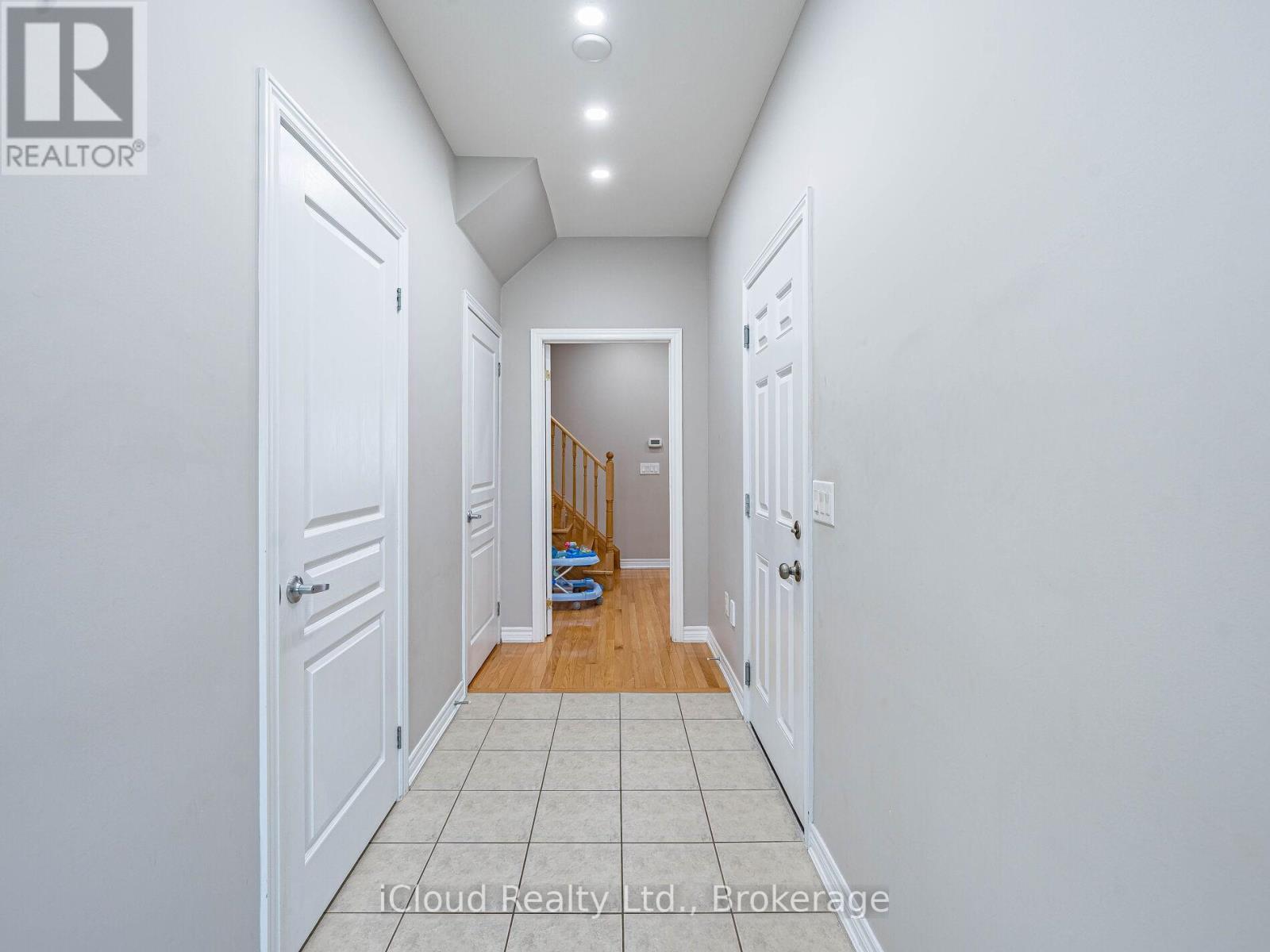 135 Windrow Street, Richmond Hill, Ontario  L4E 4Y4 - Photo 5 - N12455620