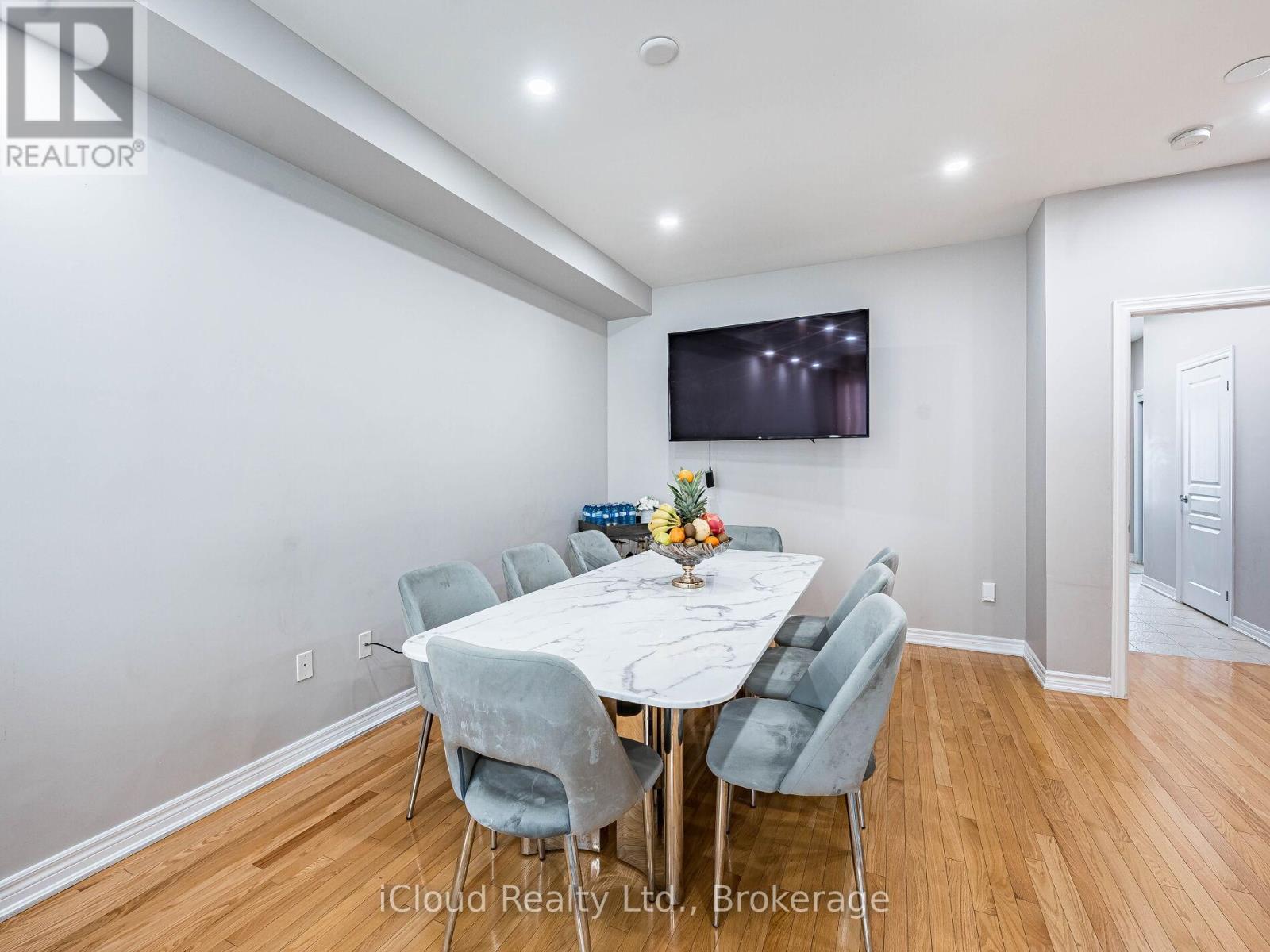 135 Windrow Street, Richmond Hill, Ontario  L4E 4Y4 - Photo 7 - N12455620