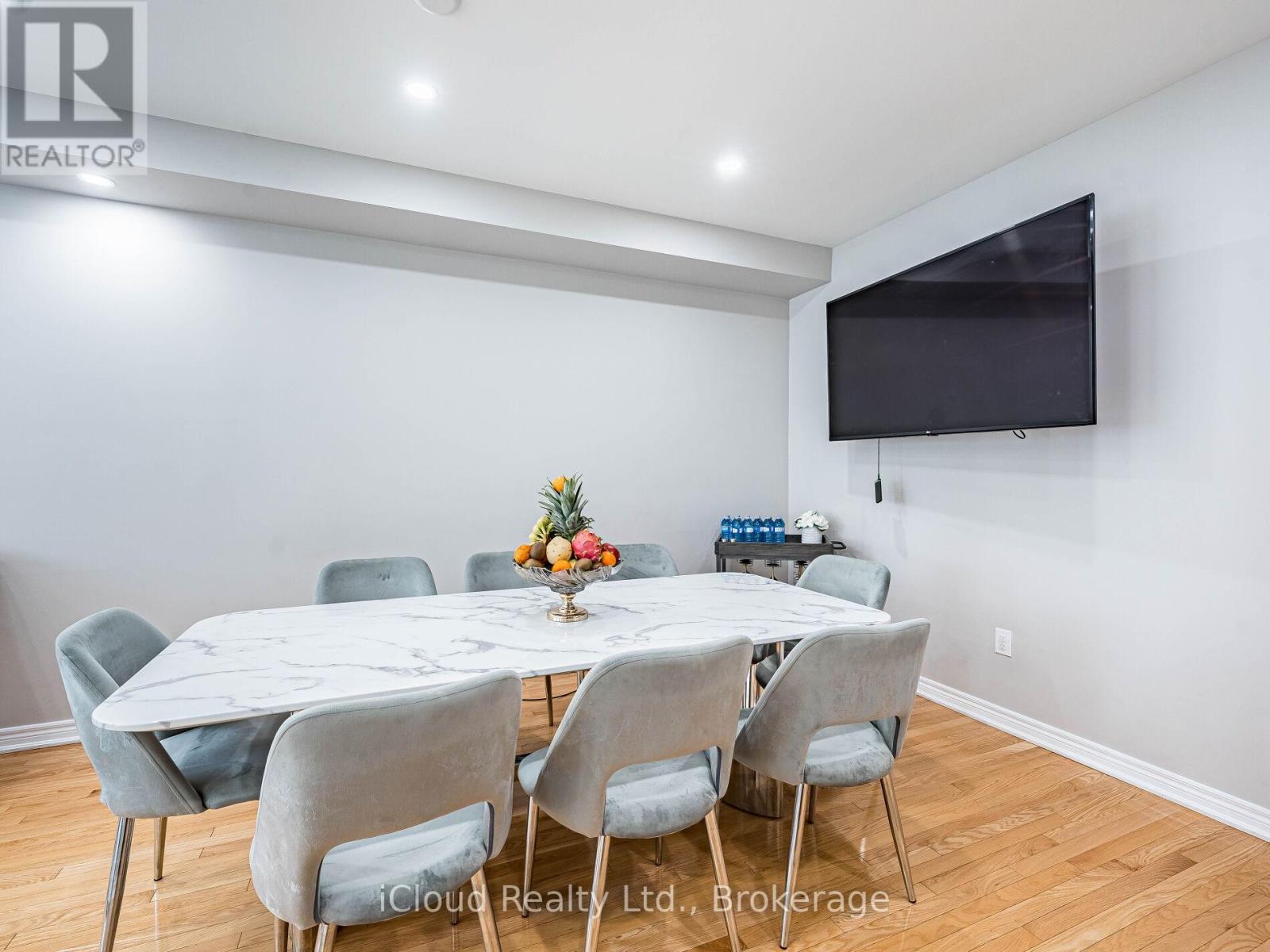 135 Windrow Street, Richmond Hill, Ontario  L4E 4Y4 - Photo 6 - N12455620