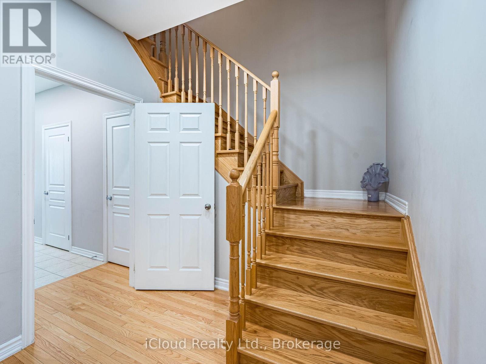 135 Windrow Street, Richmond Hill, Ontario  L4E 4Y4 - Photo 8 - N12455620