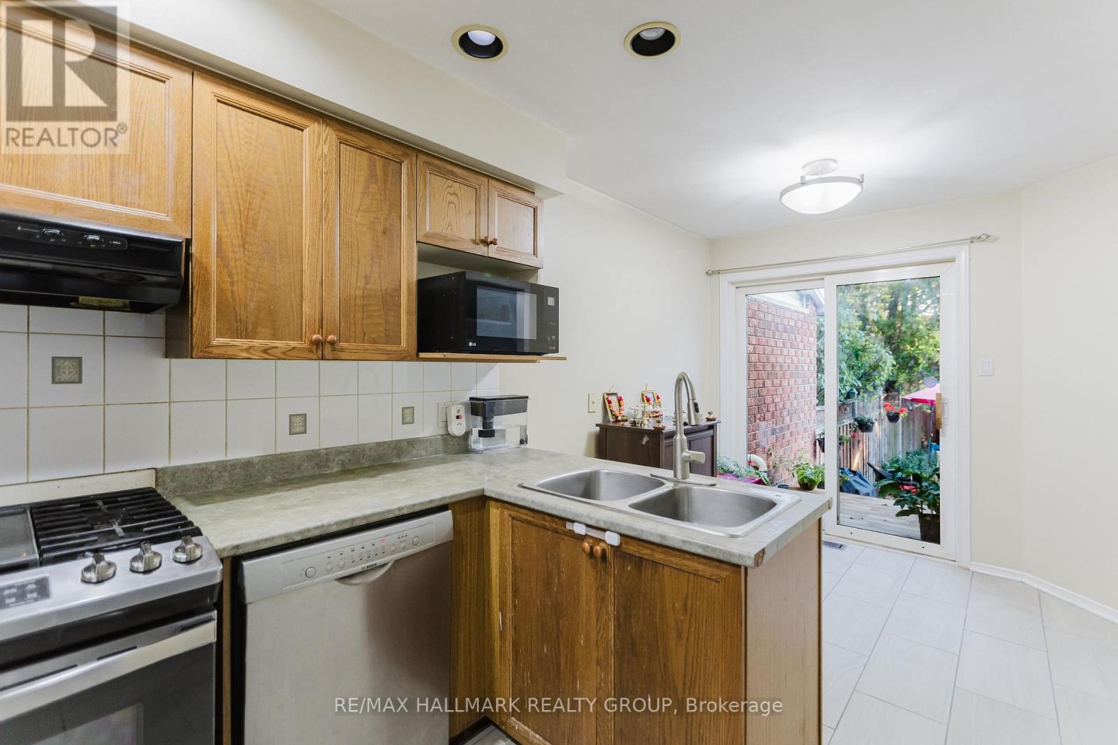 584 Wild Shore Crescent, Ottawa, Ontario  K1V 1T4 - Photo 10 - X12459091