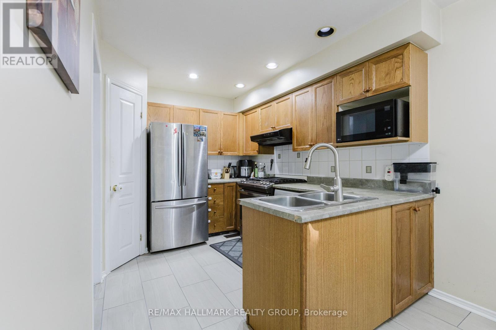 584 Wild Shore Crescent, Ottawa, Ontario  K1V 1T4 - Photo 8 - X12459091