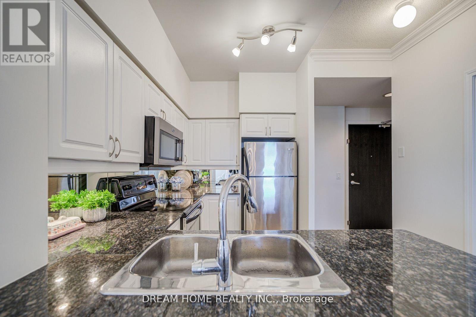 2004 - 388 Prince Of Wales Drive, Mississauga, Ontario  L5B 0A1 - Photo 10 - W12459099