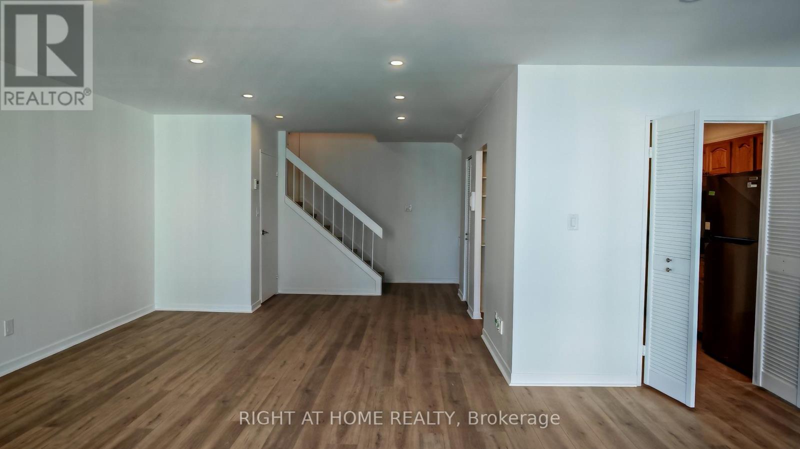 2434 - 33 Harbour Square, Toronto, Ontario  M5J 2G2 - Photo 2 - C12458745