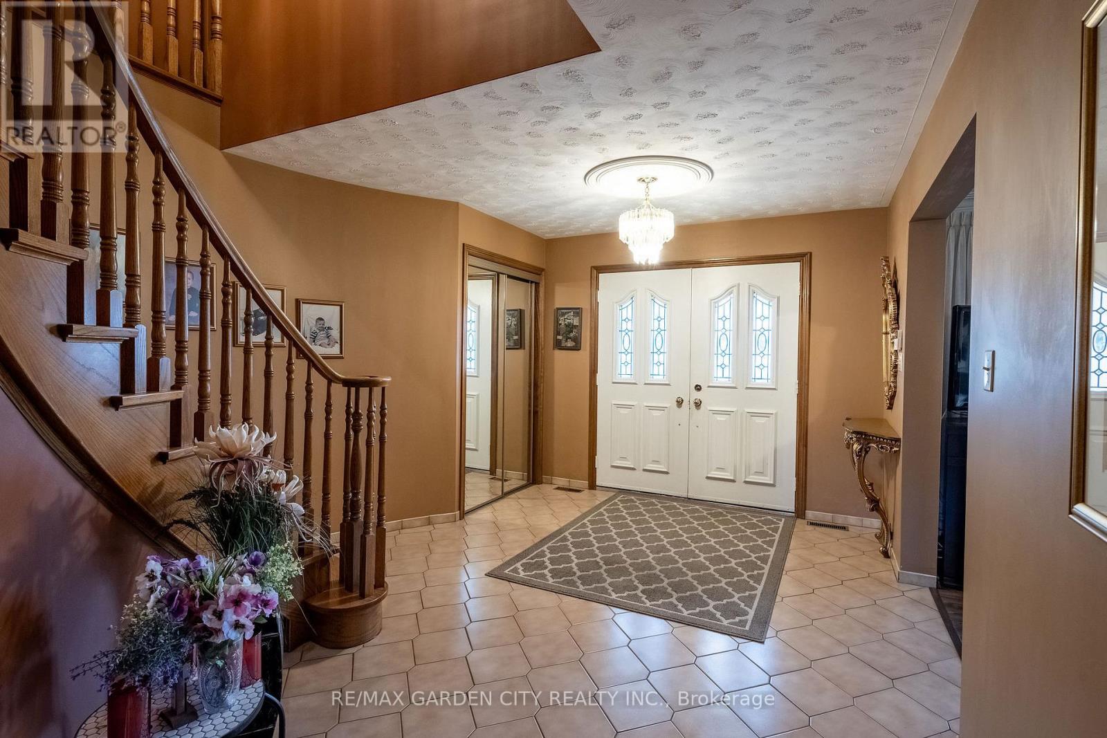 14 Tupper Drive, Thorold, Ontario  L2V 4C7 - Photo 4 - X12459117