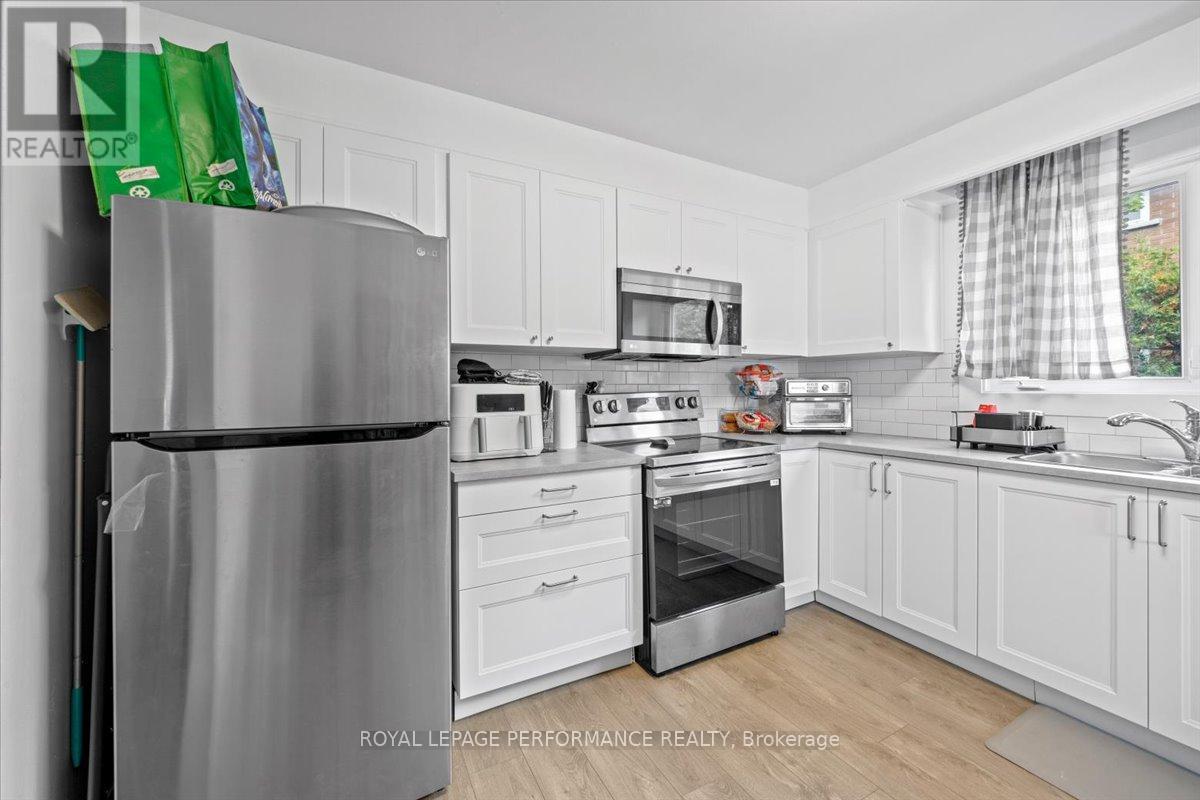 1702 Russell Road, Ottawa, Ontario  K1G 0M9 - Photo 4 - X12459125