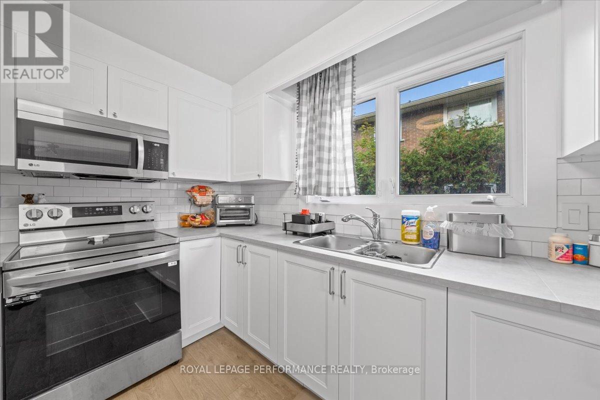 1702 Russell Road, Ottawa, Ontario  K1G 0M9 - Photo 5 - X12459125