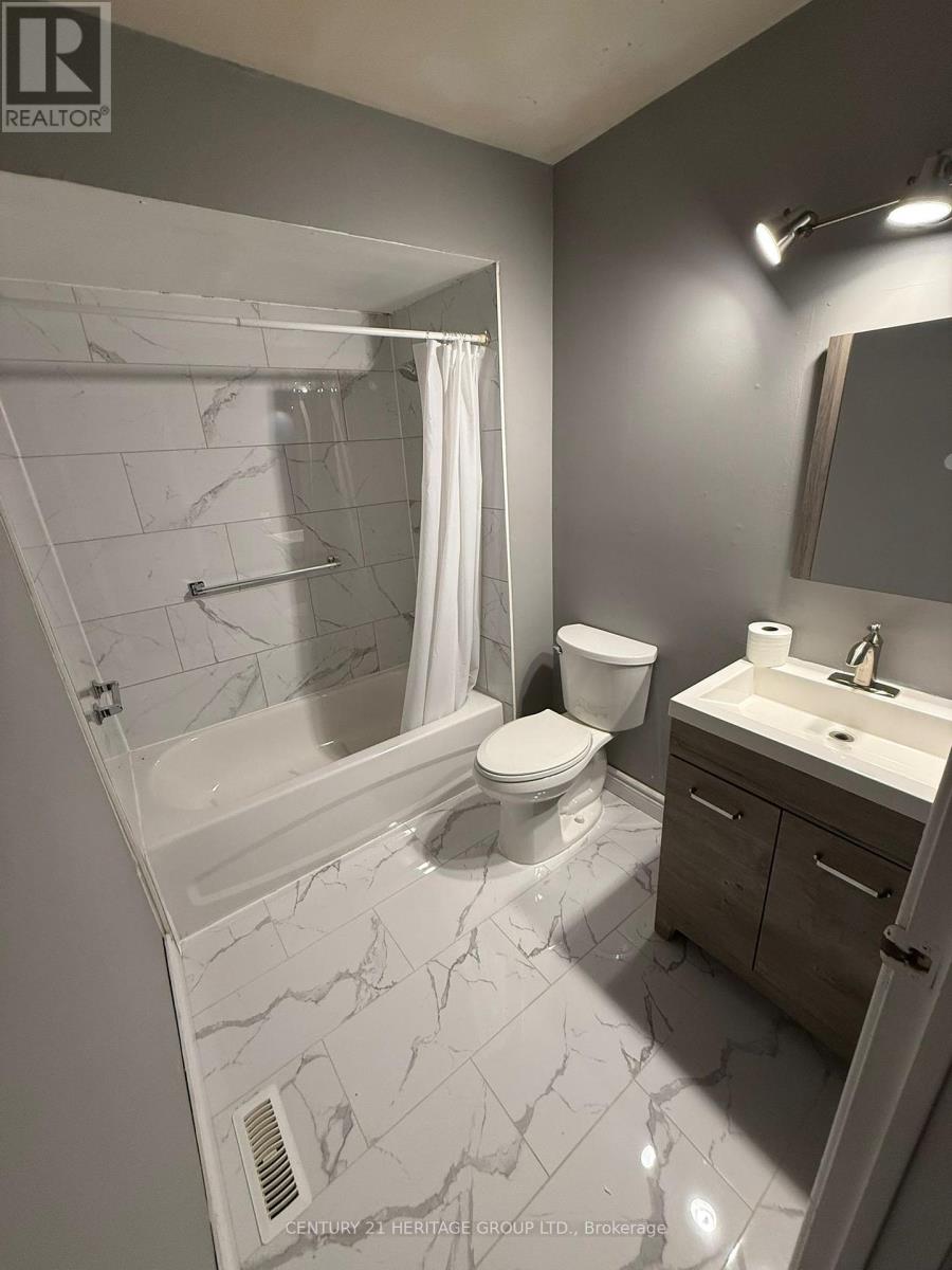 Main - 32 Histon Crescent, Brampton, Ontario  L6V 3R1 - Photo 3 - W12357556