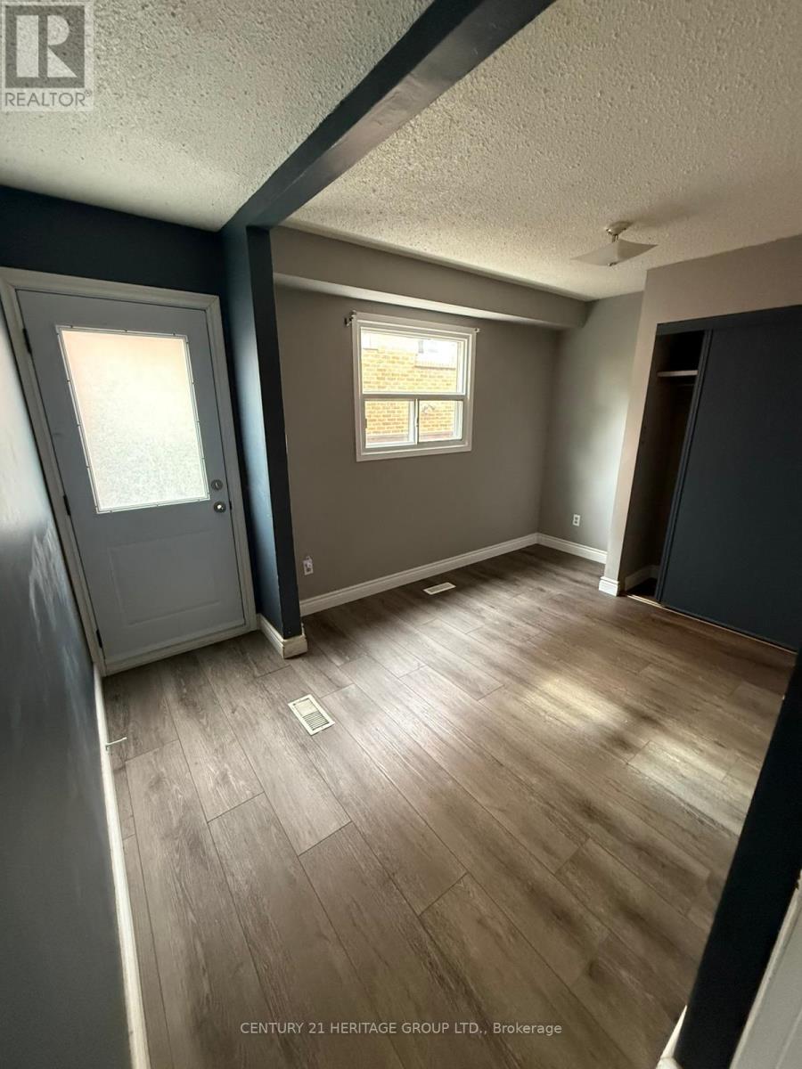 Main - 32 Histon Crescent, Brampton, Ontario  L6V 3R1 - Photo 4 - W12357556