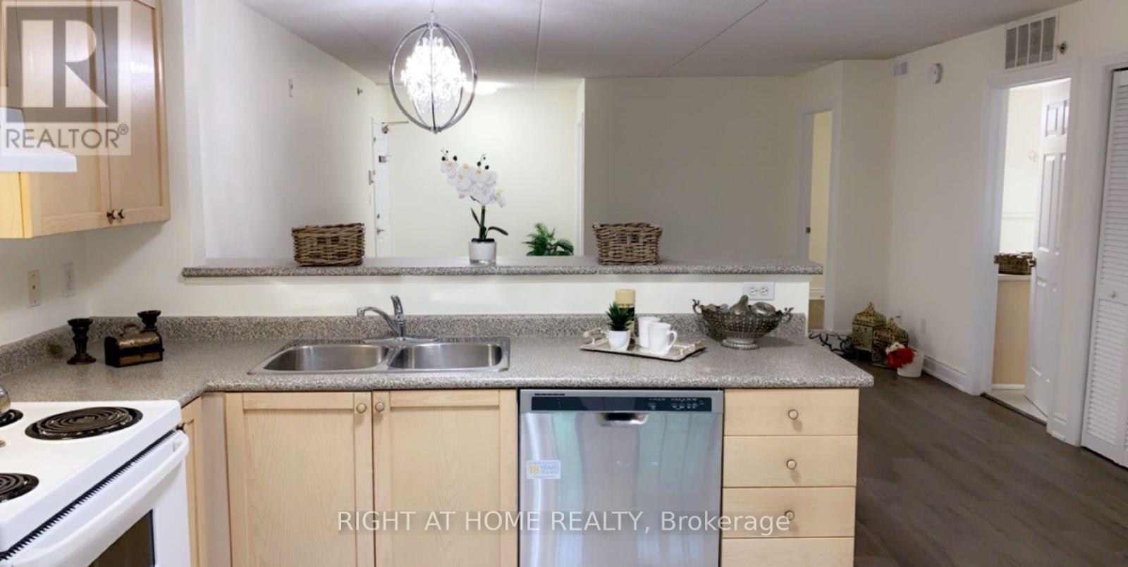 105 - 1480 Bishops Gate E, Oakville, Ontario  L6M 4N4 - Photo 8 - W12459130