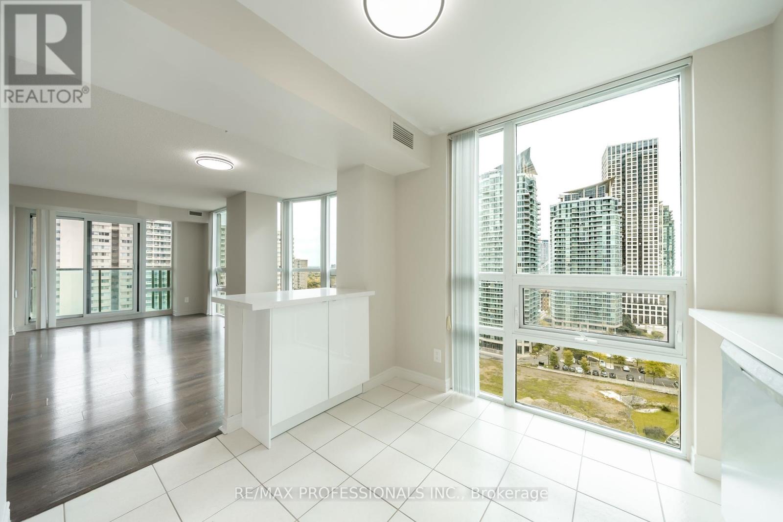 1703 - 208 Enfield Place, Mississauga, Ontario  L5B 0B8 - Photo 10 - W12459110