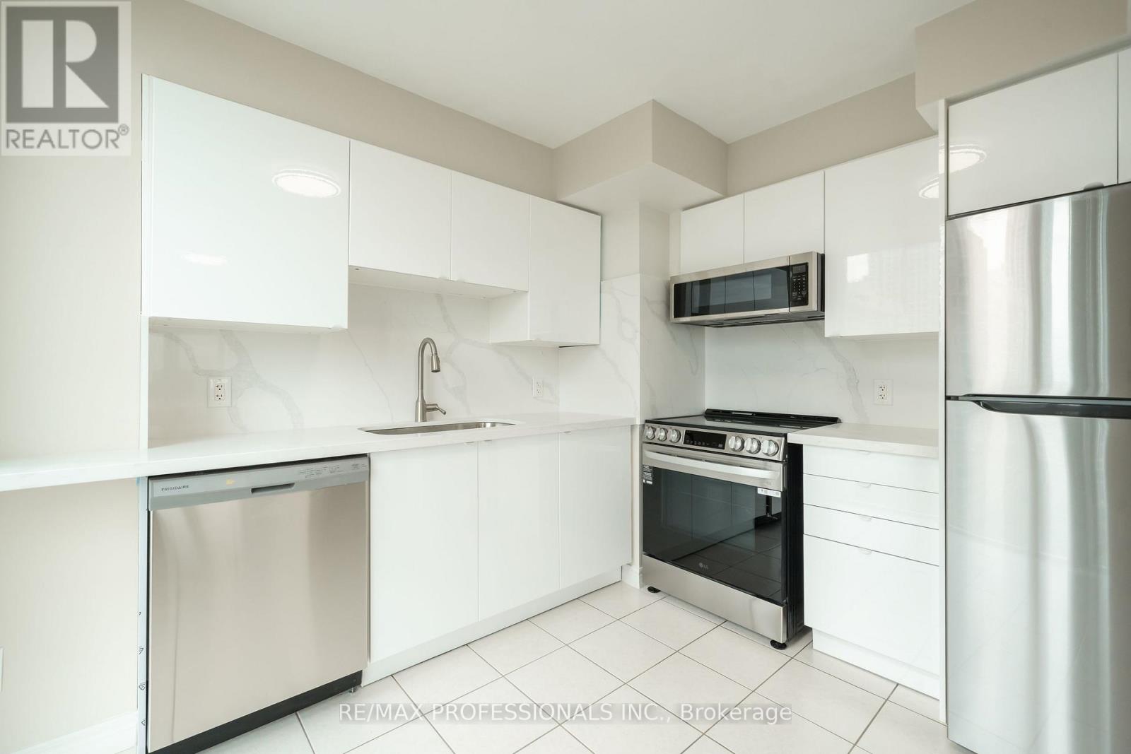 1703 - 208 Enfield Place, Mississauga, Ontario  L5B 0B8 - Photo 12 - W12459110
