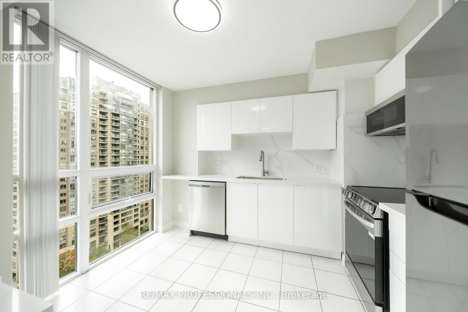 1703 - 208 Enfield Place, Mississauga, Ontario  L5B 0B8 - Photo 11 - W12459110