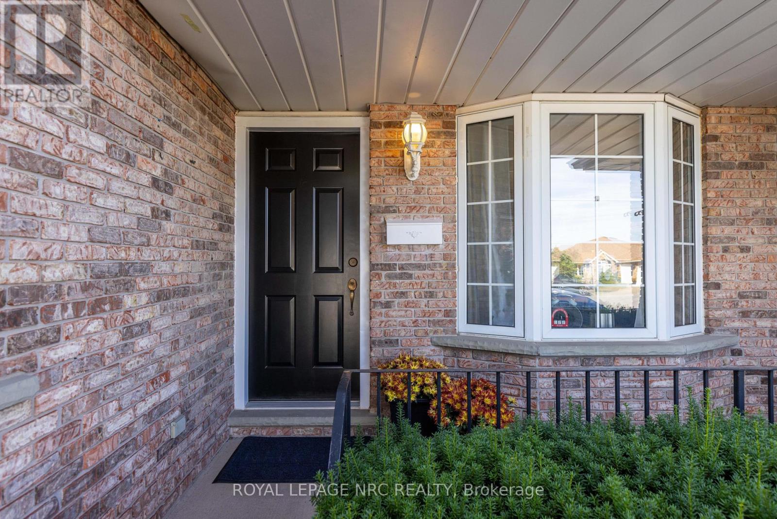 7778 Yvette Crescent, Niagara Falls, Ontario  L2H 3B6 - Photo 4 - X12459164