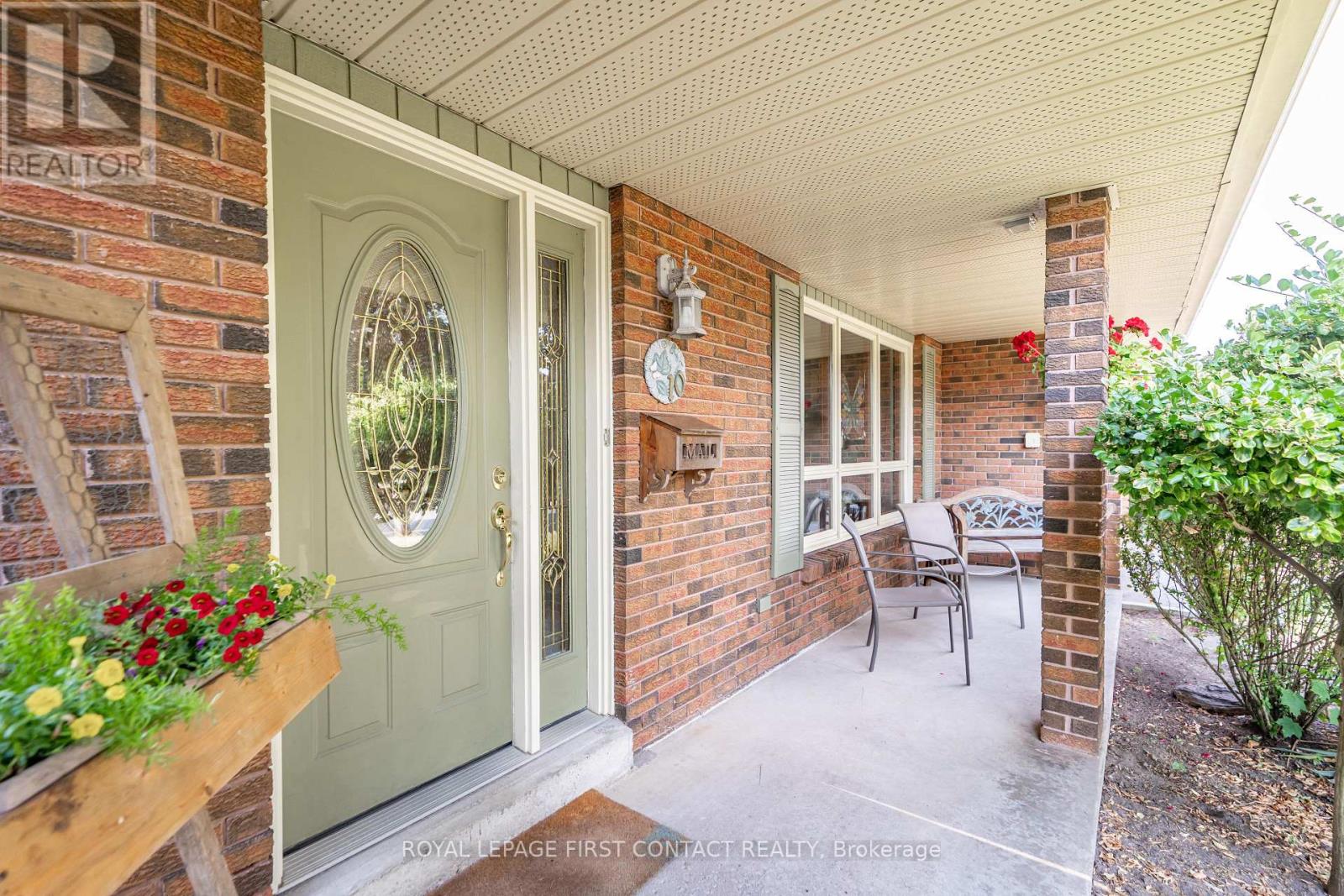 10 Grand Place, Barrie, Ontario  L4N 4Y3 - Photo 2 - S12459169