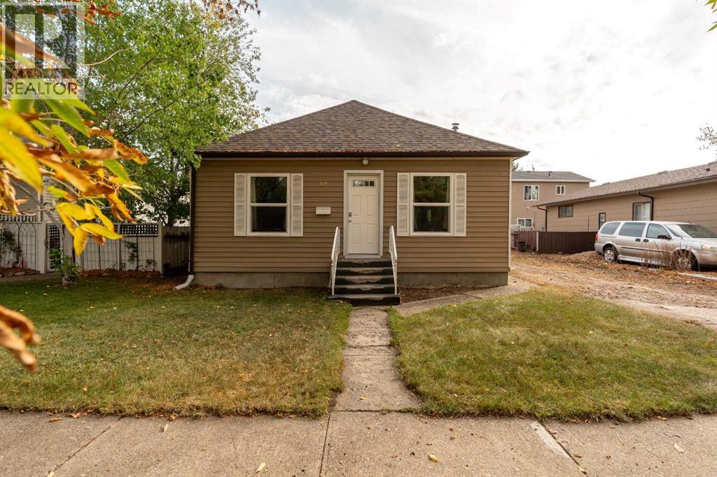 717 12b Street N, Lethbridge, Alberta  T1H 2L8 - Photo 1 - A2261085