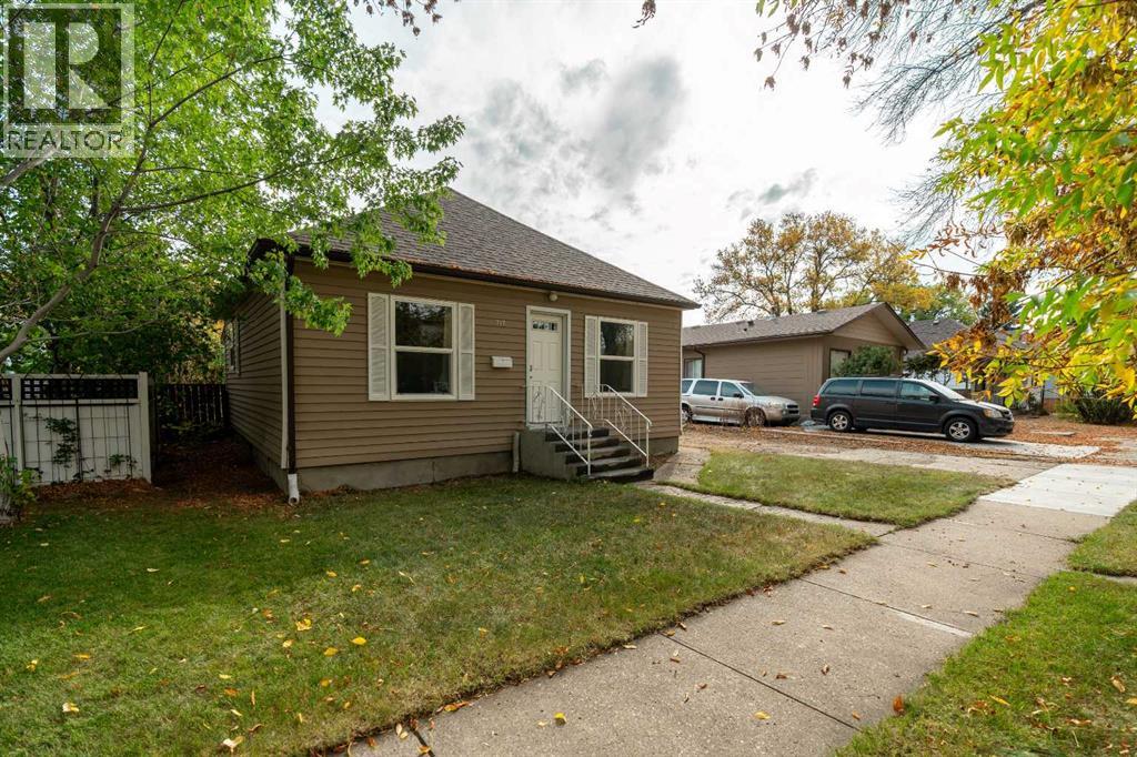 717 12b Street N, Lethbridge, Alberta  T1H 2L8 - Photo 2 - A2261085