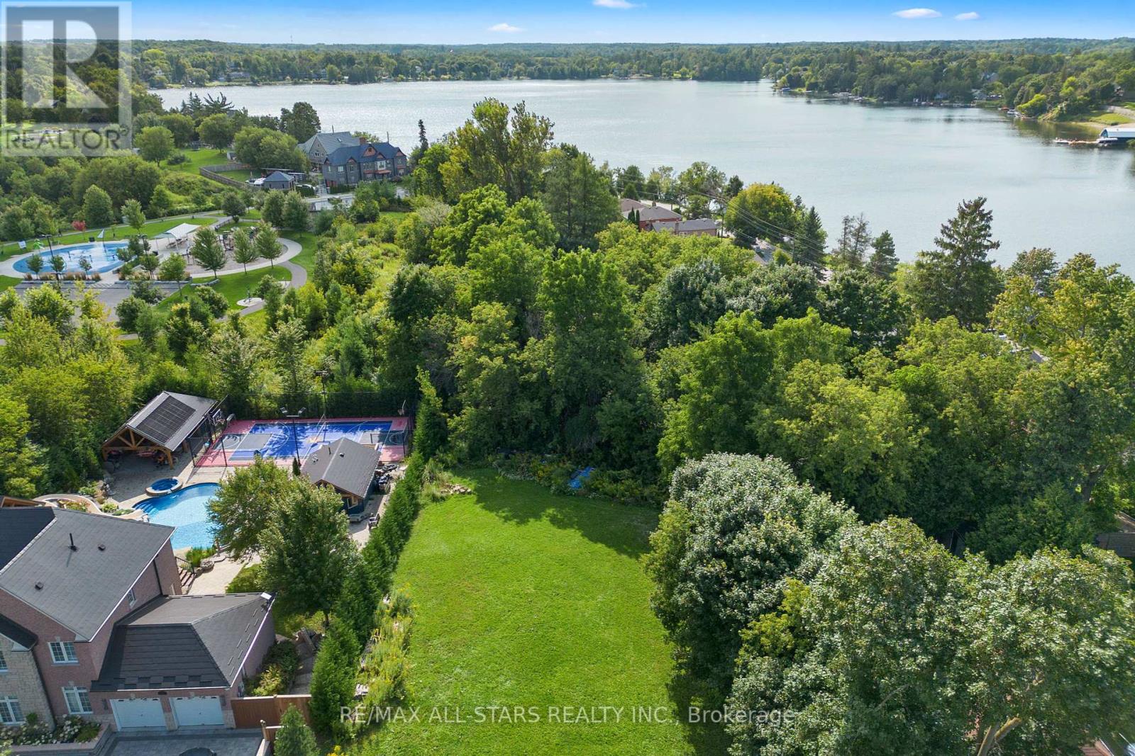 12 Churchill Drive S, Whitchurch-Stouffville, Ontario  L4A 7X3 - Photo 9 - N12459185
