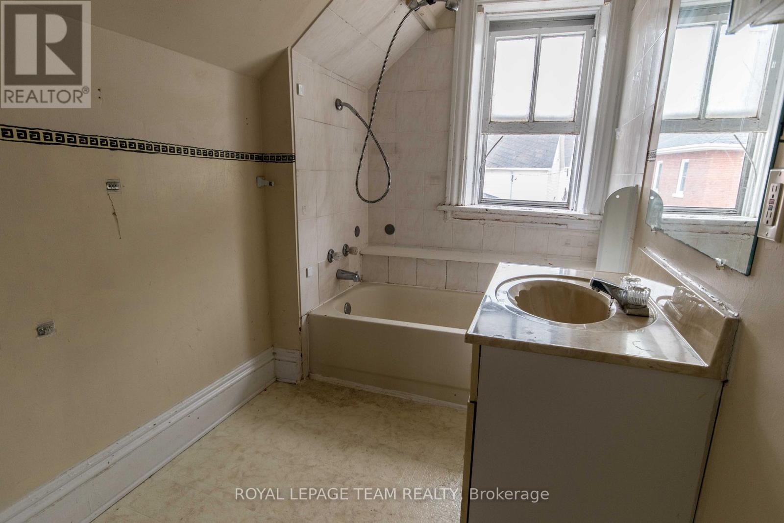 45 Coumbes Street, Renfrew, Ontario  K7V 2R5 - Photo 12 - X12459214