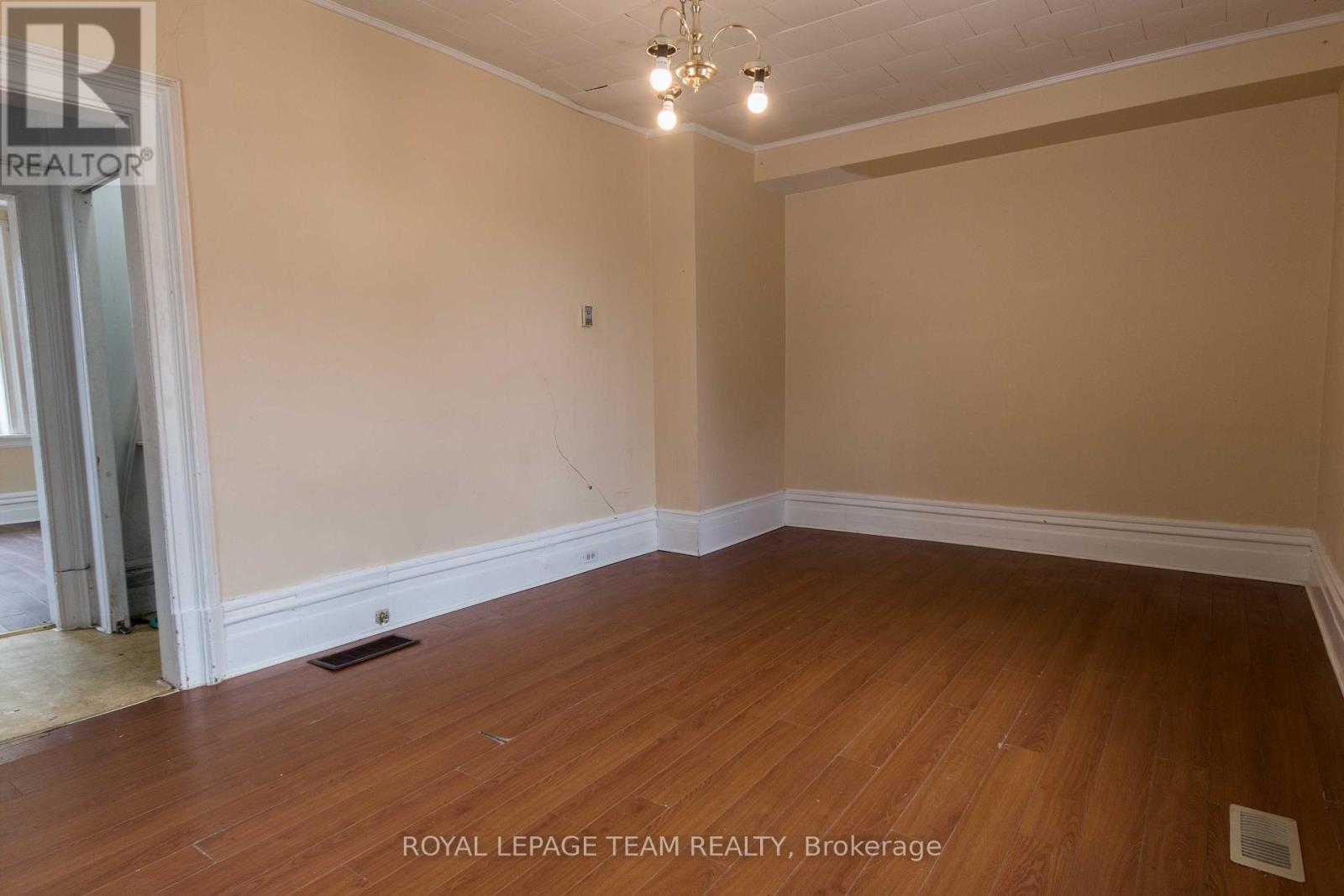 45 Coumbes Street, Renfrew, Ontario  K7V 2R5 - Photo 8 - X12459214