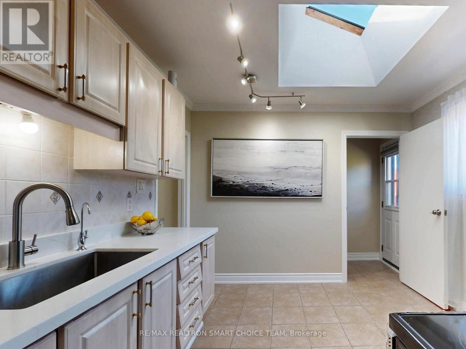 16 Frith Road, Toronto, Ontario  M3N 1G1 - Photo 16 - W12456703