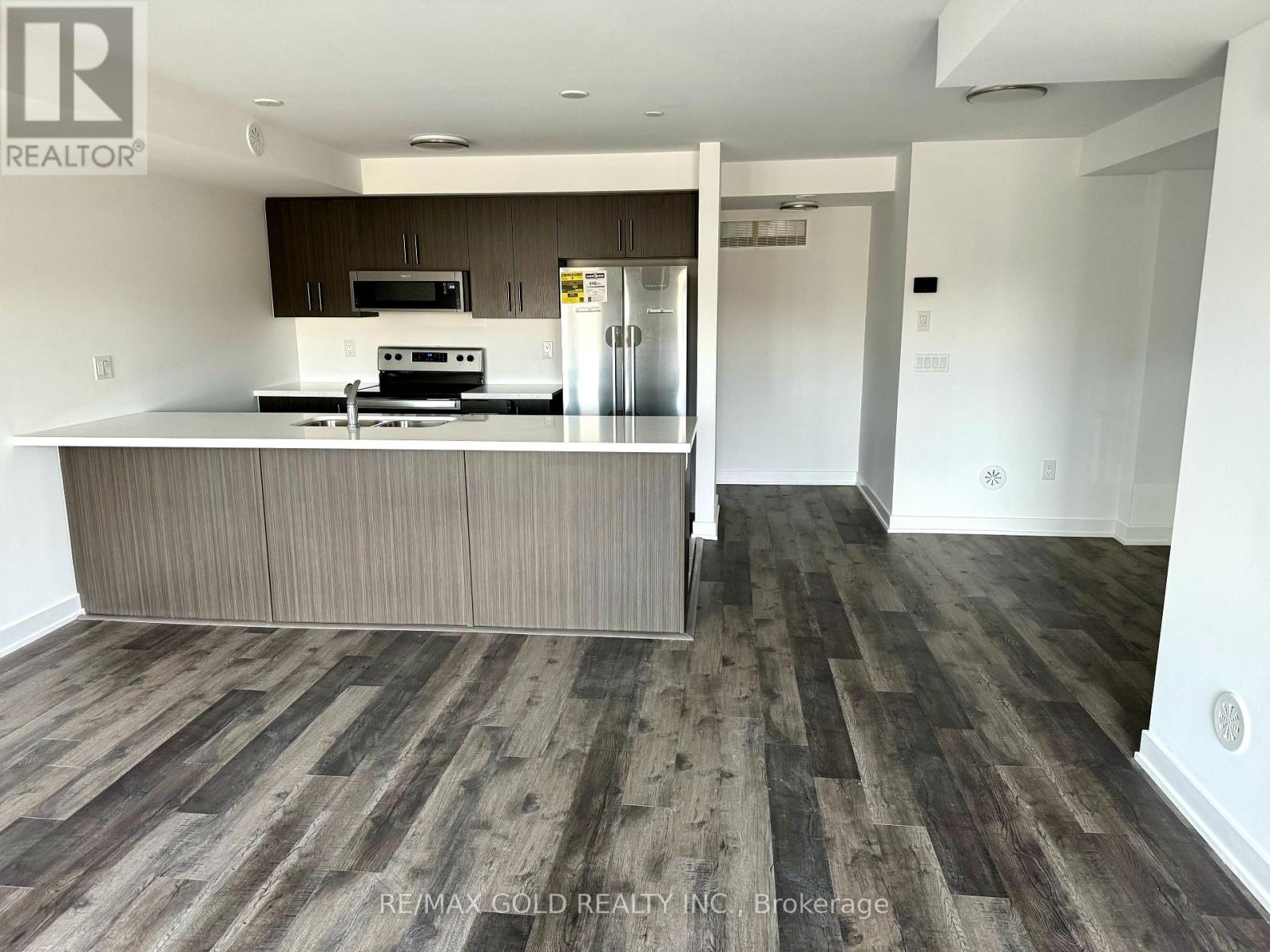9 - 155 Veterans Drive N, Brampton, Ontario  L7A 5L2 - Photo 2 - W12458886