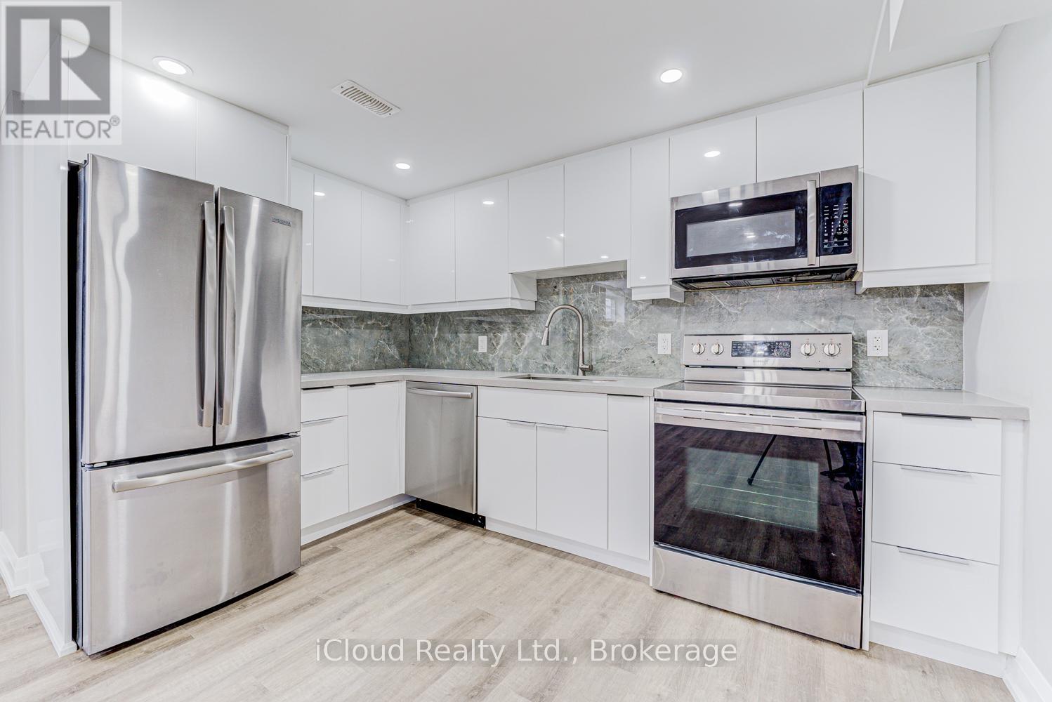 22 DECARIE CIRCLE, Toronto, Ontario