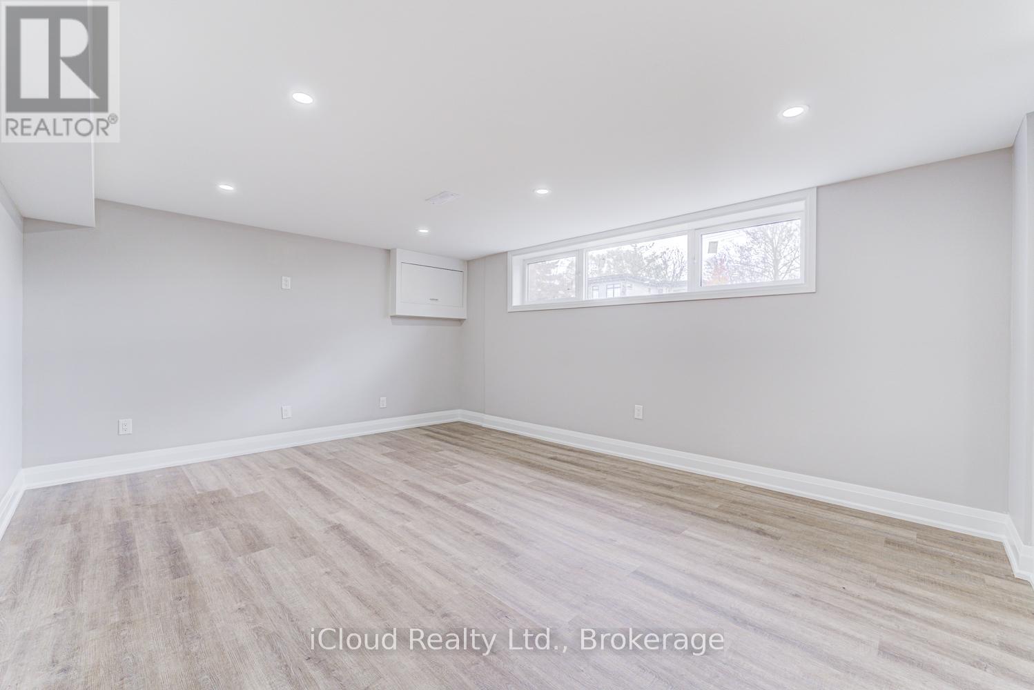 22 Decarie Circle, Toronto, Ontario  M9B 3H8 - Photo 3 - W12459210