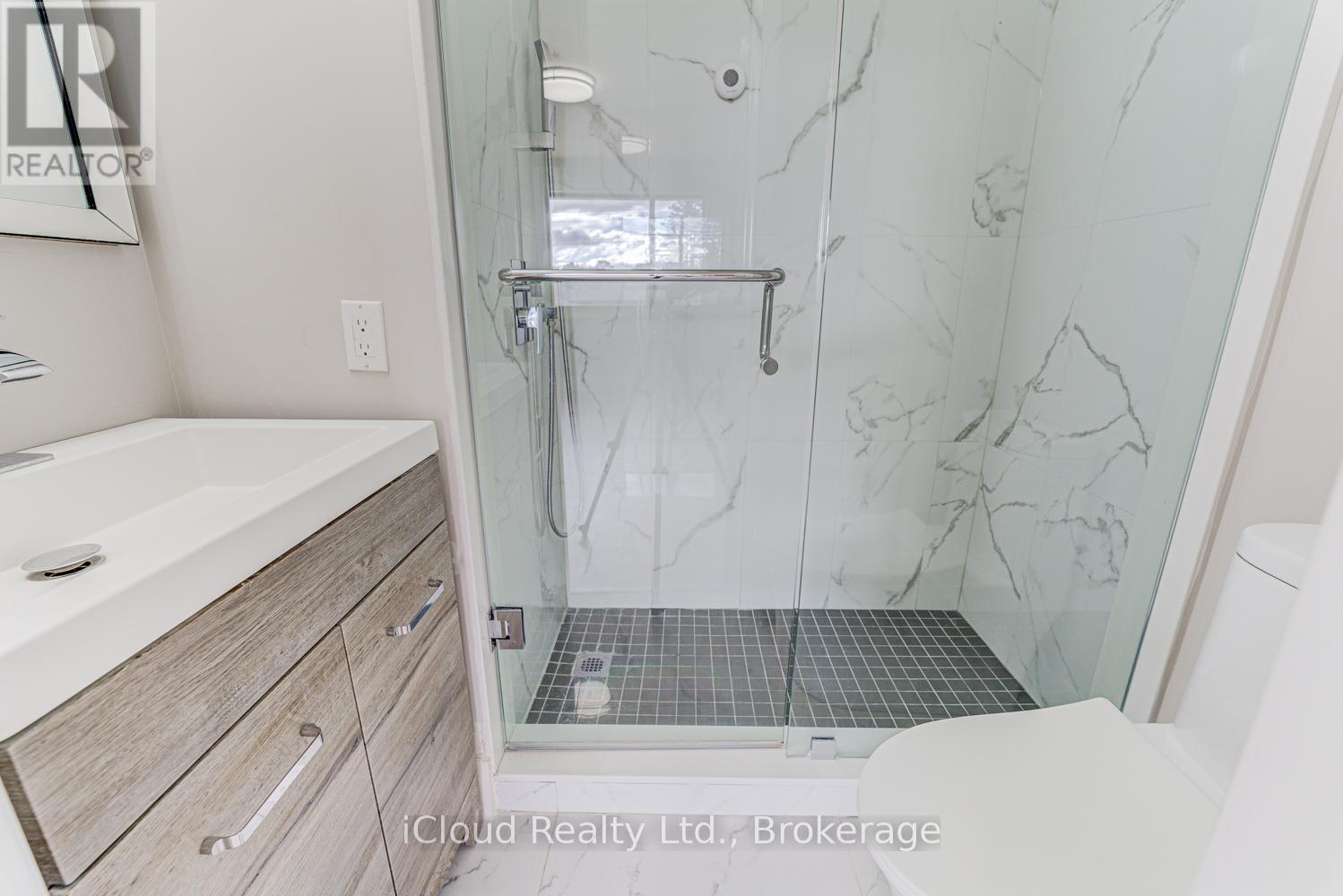 22 Decarie Circle, Toronto, Ontario  M9B 3H8 - Photo 4 - W12459210