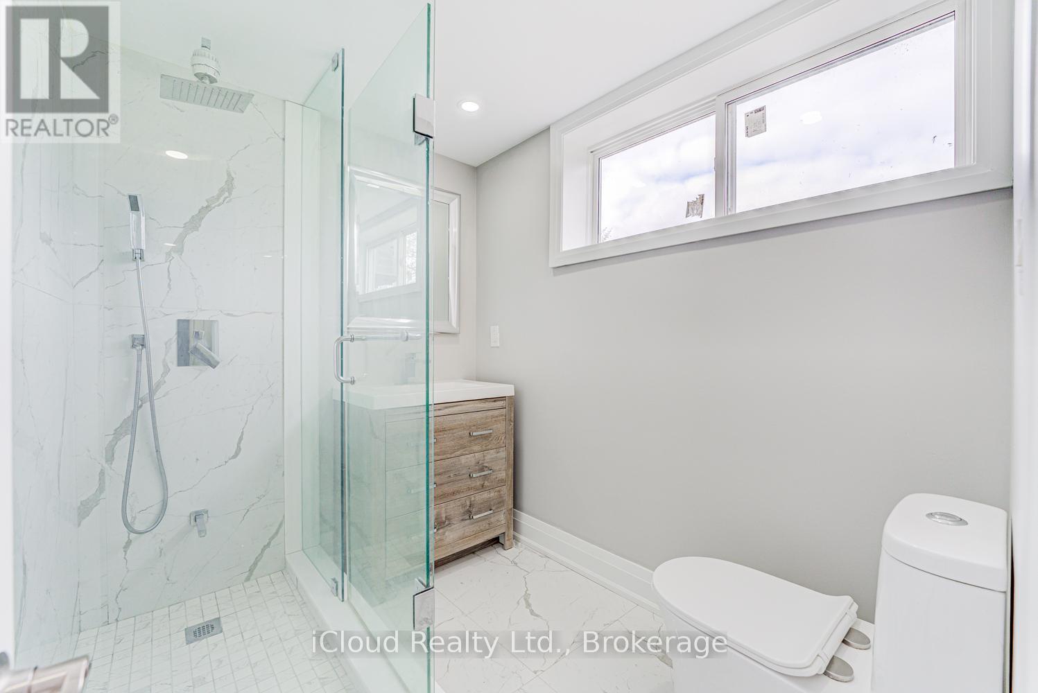 22 Decarie Circle, Toronto, Ontario  M9B 3H8 - Photo 5 - W12459210
