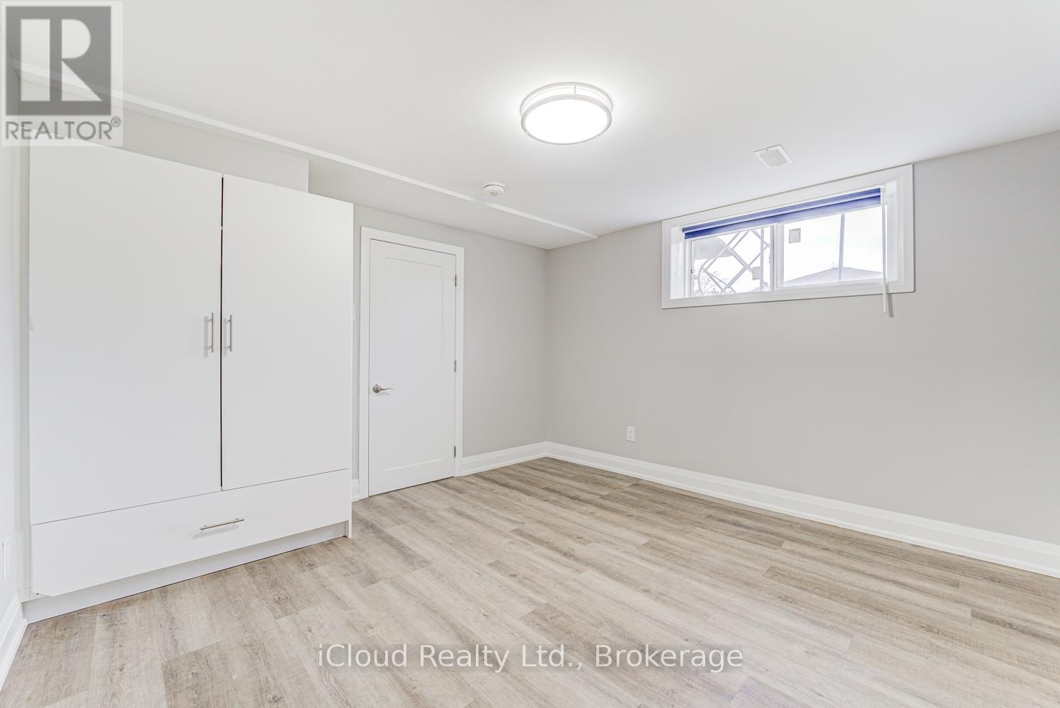 22 Decarie Circle, Toronto, Ontario  M9B 3H8 - Photo 7 - W12459210