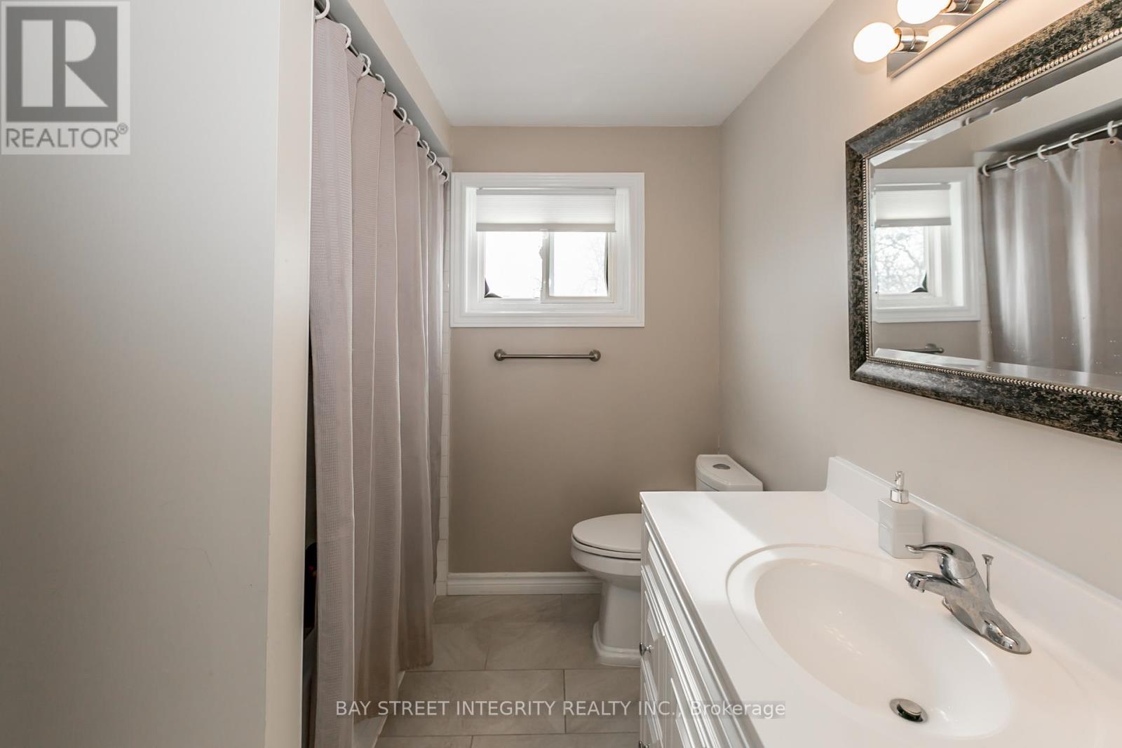 3 Maplegrove Avenue, Bradford West Gwillimbury, Ontario  L3Z 1R9 - Photo 21 - N12459232