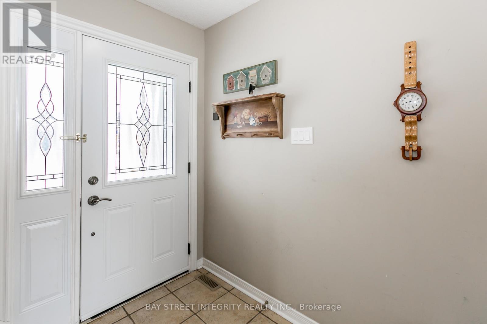 3 Maplegrove Avenue, Bradford West Gwillimbury, Ontario  L3Z 1R9 - Photo 3 - N12459232
