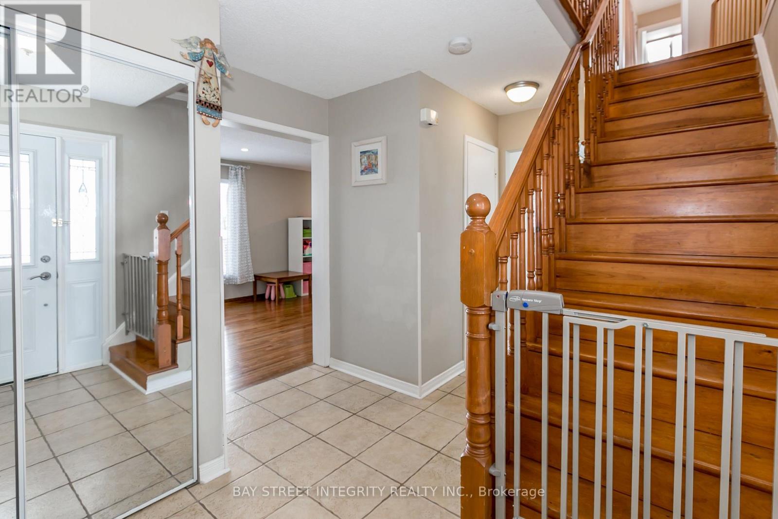 3 Maplegrove Avenue, Bradford West Gwillimbury, Ontario  L3Z 1R9 - Photo 4 - N12459232
