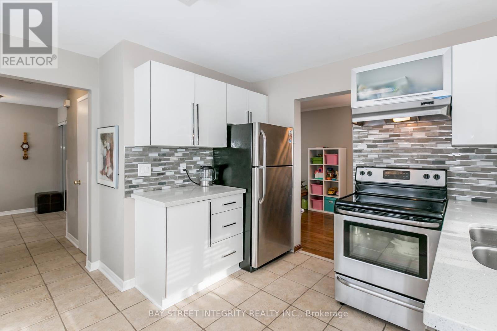 3 Maplegrove Avenue, Bradford West Gwillimbury, Ontario  L3Z 1R9 - Photo 5 - N12459232