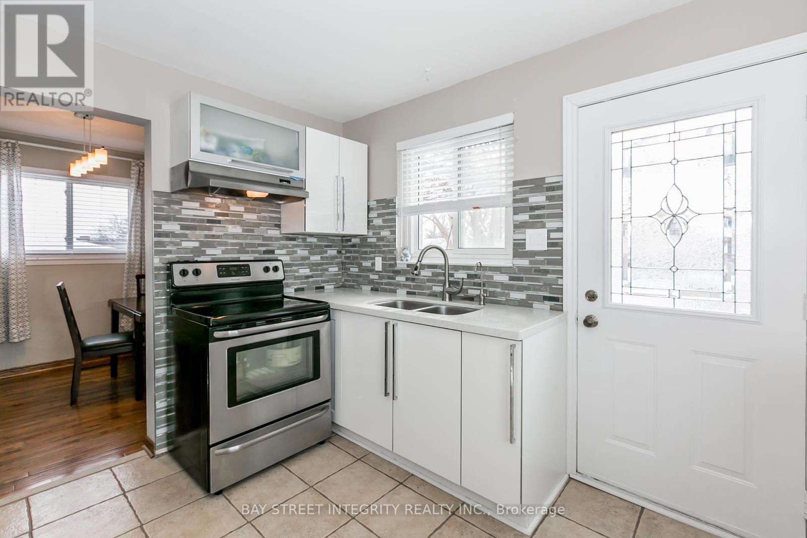 3 Maplegrove Avenue, Bradford West Gwillimbury, Ontario  L3Z 1R9 - Photo 6 - N12459232