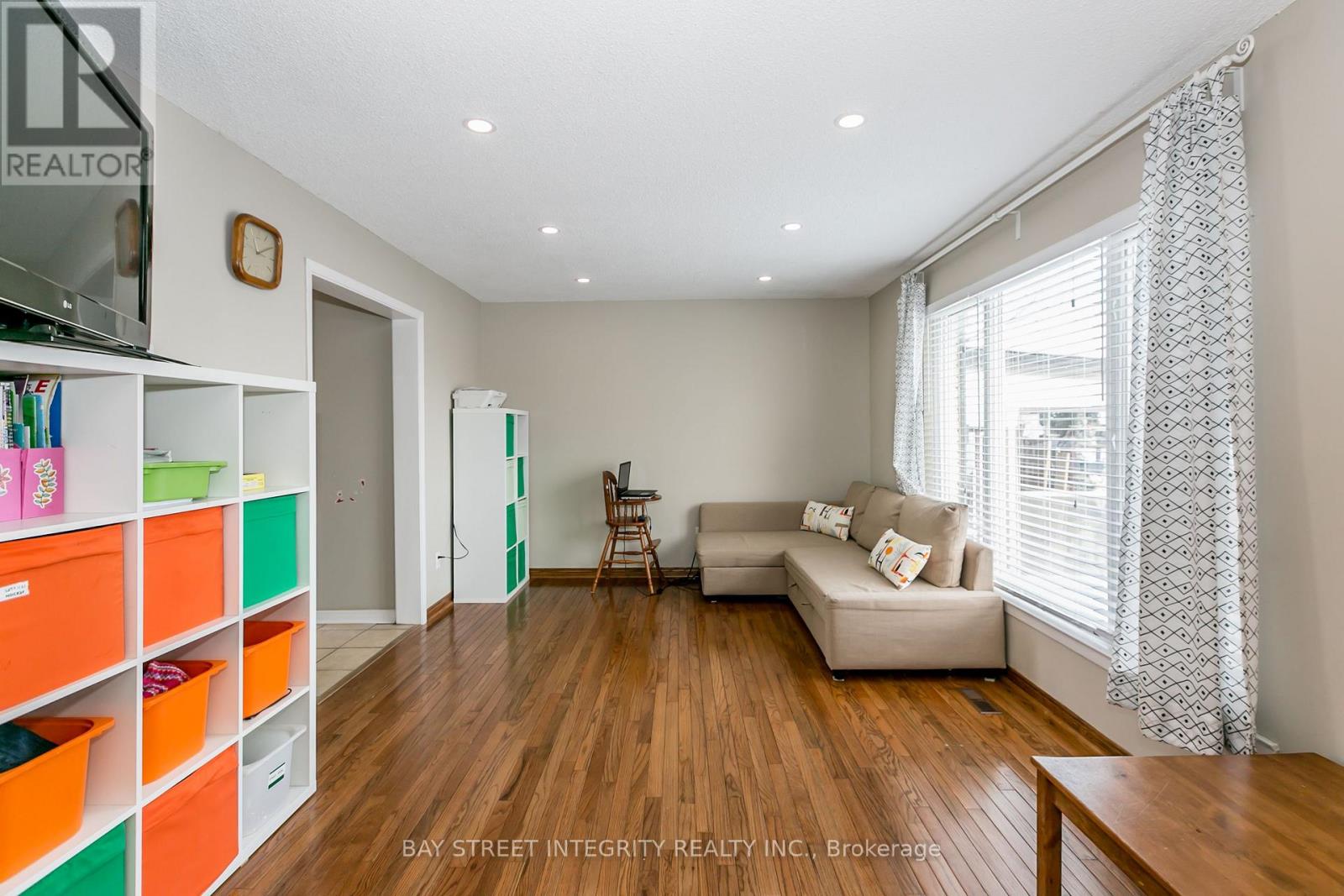 3 Maplegrove Avenue, Bradford West Gwillimbury, Ontario  L3Z 1R9 - Photo 8 - N12459232