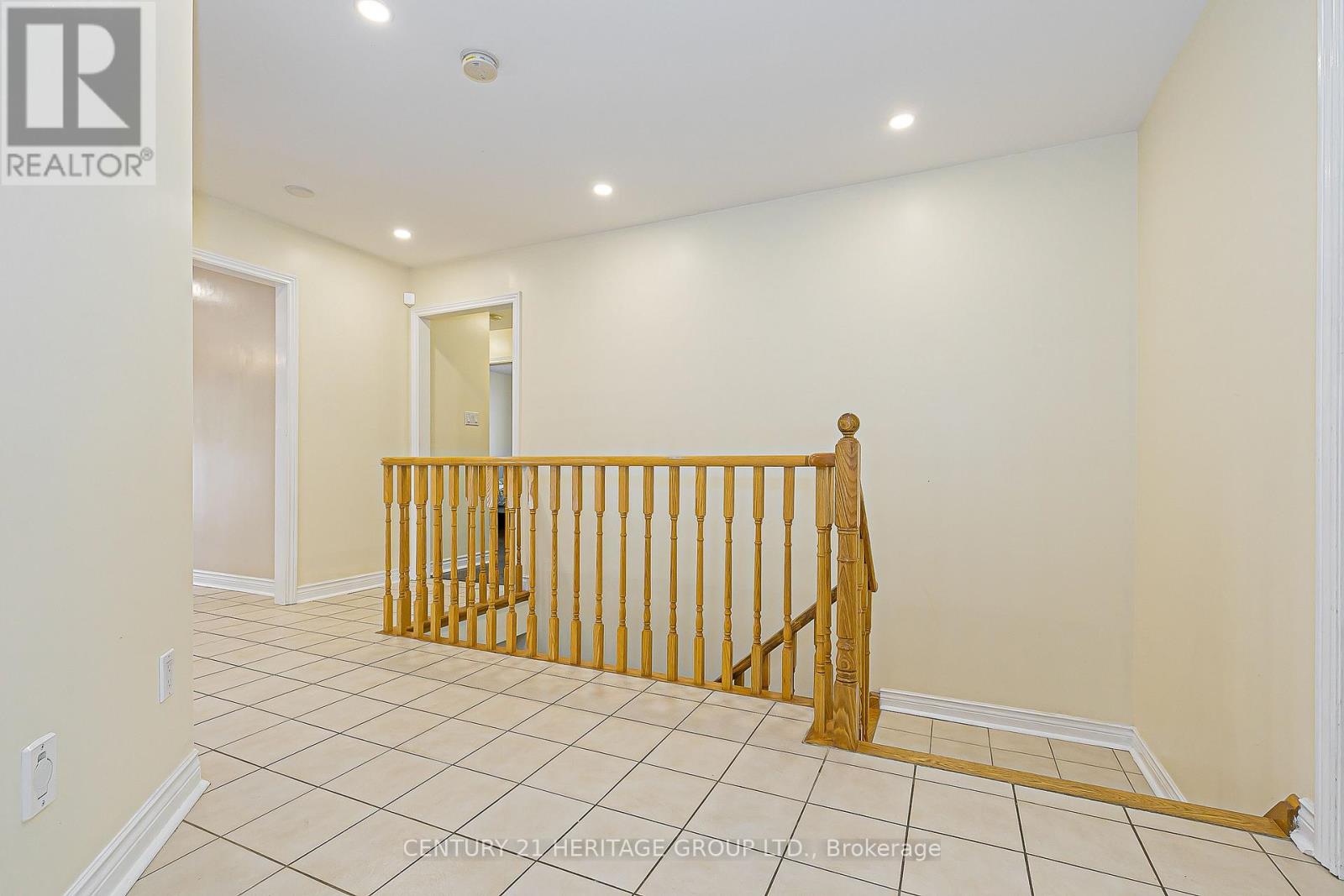 741 College Manor Drive, Newmarket, Ontario  L3Y 8G5 - Photo 3 - N12459238