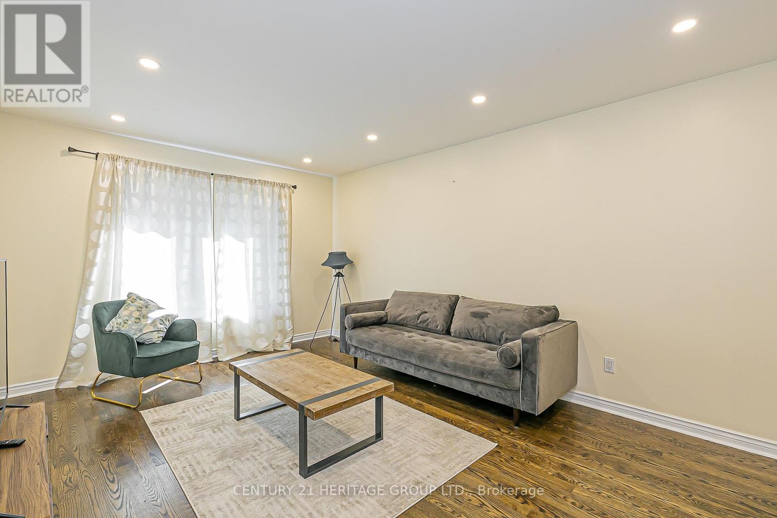 741 College Manor Drive, Newmarket, Ontario  L3Y 8G5 - Photo 4 - N12459238