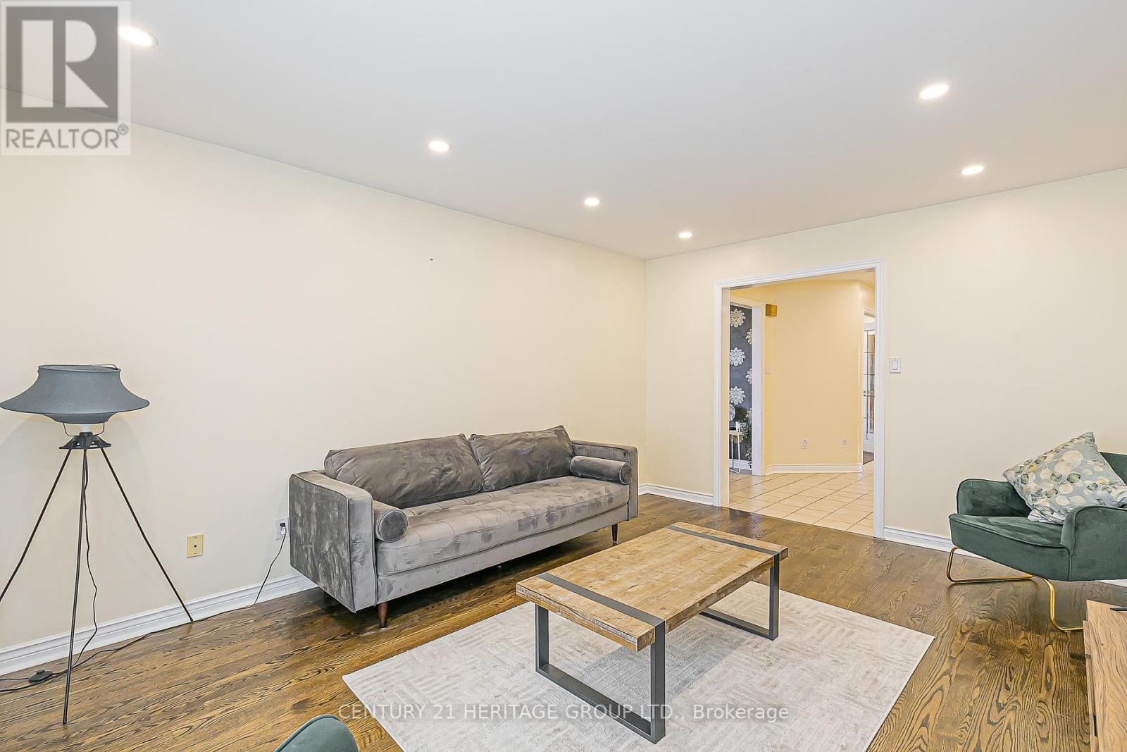 741 College Manor Drive, Newmarket, Ontario  L3Y 8G5 - Photo 5 - N12459238