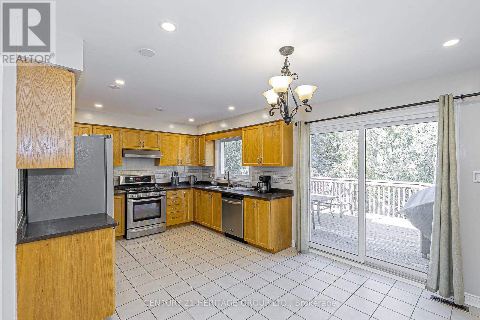 741 College Manor Drive, Newmarket, Ontario  L3Y 8G5 - Photo 7 - N12459238