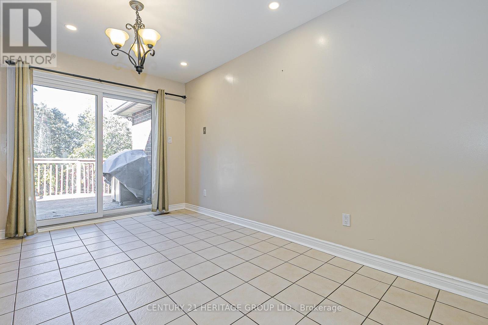 741 College Manor Drive, Newmarket, Ontario  L3Y 8G5 - Photo 9 - N12459238